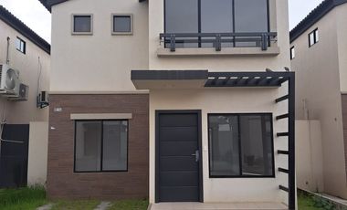 En venta casa de 3 dormitorios en urb.Los Prados.