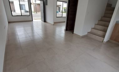 En venta casa de 3 dormitorios en urb.Los Prados.