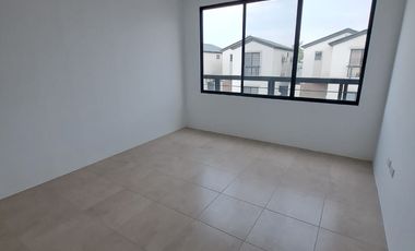 En venta casa de 3 dormitorios en urb.Los Prados.