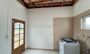 Leon Propiedades vende parcela con 2 casas en Maria pinto, Curacaví.