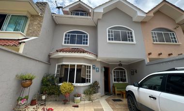 En Venta Casa de 5 dormitorios el sector de Narancay - Cuenca