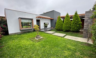 Linda y acogedora casa rodeada de jardines y bungalow con ingreso independiente 🏡💚