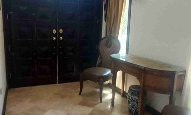 RENTA CASA COMPLETAMENTE AMUEBLADA, UNA PLANTA. ZONA EXCLUSIVA.