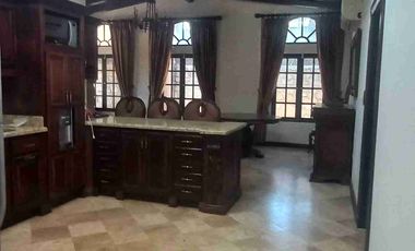 RENTA CASA COMPLETAMENTE AMUEBLADA, UNA PLANTA. ZONA EXCLUSIVA.