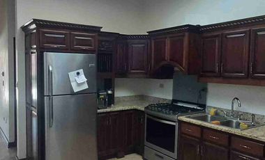 RENTA CASA COMPLETAMENTE AMUEBLADA, UNA PLANTA. ZONA EXCLUSIVA.