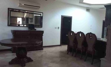 RENTA CASA COMPLETAMENTE AMUEBLADA, UNA PLANTA. ZONA EXCLUSIVA.