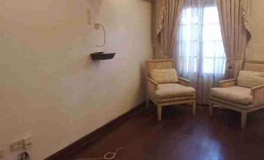 RENTA CASA COMPLETAMENTE AMUEBLADA, UNA PLANTA. ZONA EXCLUSIVA.