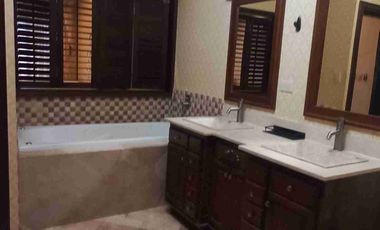 RENTA CASA COMPLETAMENTE AMUEBLADA, UNA PLANTA. ZONA EXCLUSIVA.