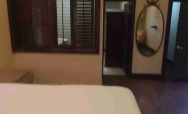 RENTA CASA COMPLETAMENTE AMUEBLADA, UNA PLANTA. ZONA EXCLUSIVA.
