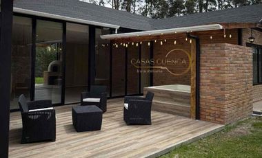Lujosa Villa de 1 planta con 4 amplios Dormitorios con Domótica y Jacuzzy