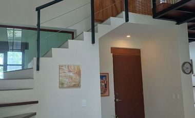 CASA EN RENTA AMUEBLADA ,TIPO LOFT, DOBLE ALTURA, ESPACIOS ABIERTOS, EN RESIDENCIAL ARBOLADA, EXCLUSIVA