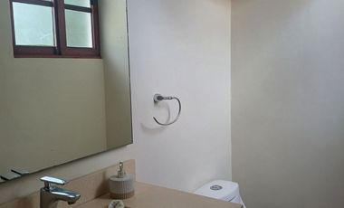CASA EN RENTA AMUEBLADA ,TIPO LOFT, DOBLE ALTURA, ESPACIOS ABIERTOS, EN RESIDENCIAL ARBOLADA, EXCLUSIVA