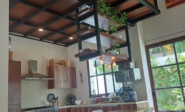 CASA EN RENTA AMUEBLADA ,TIPO LOFT, DOBLE ALTURA, ESPACIOS ABIERTOS, EN RESIDENCIAL ARBOLADA, EXCLUSIVA