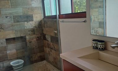 CASA EN RENTA AMUEBLADA ,TIPO LOFT, DOBLE ALTURA, ESPACIOS ABIERTOS, EN RESIDENCIAL ARBOLADA, EXCLUSIVA