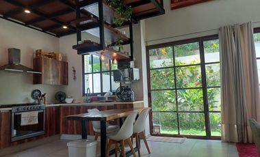 CASA EN RENTA AMUEBLADA ,TIPO LOFT, DOBLE ALTURA, ESPACIOS ABIERTOS, EN RESIDENCIAL ARBOLADA, EXCLUSIVA
