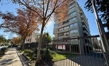 Se Vende Departamento Remodelado Y Amoblado, Estacionamiento. Providencia, Los Leones