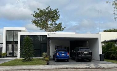 Casa en venta con 4 recamaras de 1 piso y alberca al norte de Mérida