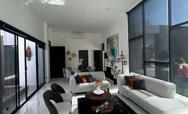 Casa en venta con 4 recamaras de 1 piso y alberca al norte de Mérida