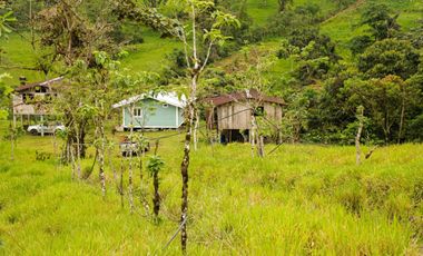 Casa de venta  de 2 plantas en la mitad del Mundo, Quito , Ecuador.