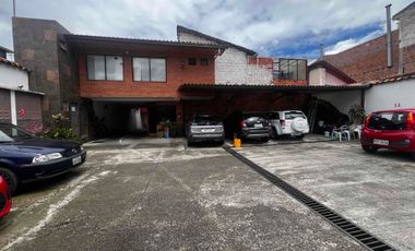 amplio terreno en venta con parqueadero público y casa en venta en San Sebastián