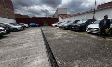 amplio terreno en venta con parqueadero público y casa en venta en San Sebastián