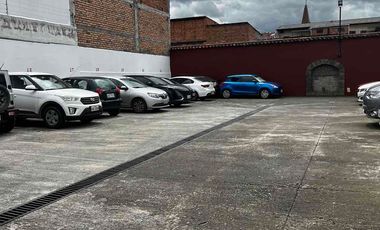 amplio terreno en venta con parqueadero público y casa en venta en San Sebastián