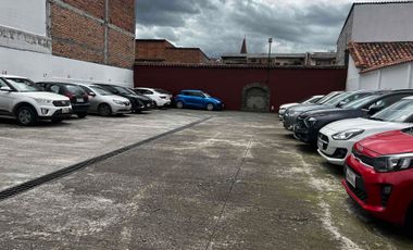 amplio terreno en venta con parqueadero público y casa en venta en San Sebastián