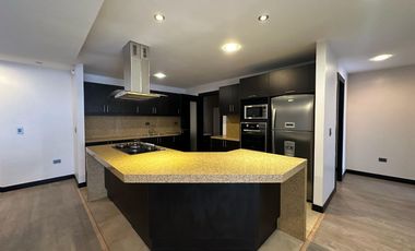 En Venta Departamento de 2 dormitorios Amoblado en Av. 12 de Abril, sector céntrico, Cuenca