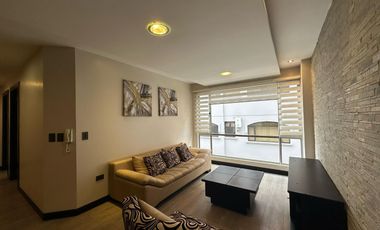 En Venta Departamento de 2 dormitorios Amoblado en Av. 12 de Abril, sector céntrico, Cuenca