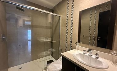 En Venta Departamento de 2 dormitorios Amoblado en Av. 12 de Abril, sector céntrico, Cuenca