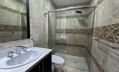En Venta Departamento de 2 dormitorios Amoblado en Av. 12 de Abril, sector céntrico, Cuenca