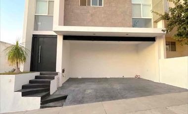 Renta Casa Remodelada con área de estudio en Punta del Este