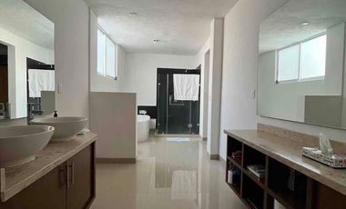 Renta Casa Remodelada con área de estudio en Punta del Este