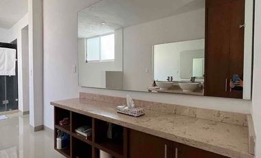 Renta Casa Remodelada con área de estudio en Punta del Este