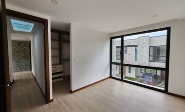 En Venta casa de 3 dormitorios en condominio privado en Challuabamba - Por Estrenar