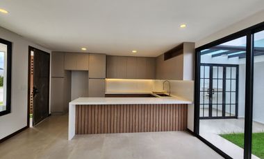 En Venta casa de 3 dormitorios en condominio privado en Challuabamba - Por Estrenar