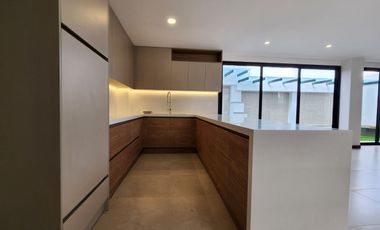 En Venta casa de 3 dormitorios en condominio privado en Challuabamba - Por Estrenar