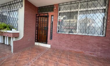 CIUDADELA ALBORADA SEXTA ETAPA ALQUILO BONITA HABITACION AMOBLADA, PARQUEO PARA UN VEHICULO, BAÑO INDEPENDIENTE