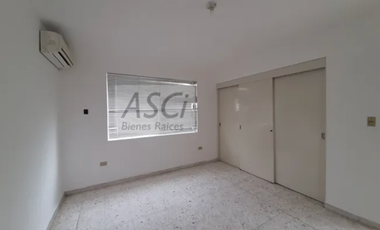 Casa  en renta, zona tranquila y acceso a vías rápidas. Muy buenos espacios! La propiedad está en 3 medios niveles