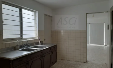 Casa  en renta, zona tranquila y acceso a vías rápidas. Muy buenos espacios! La propiedad está en 3 medios niveles