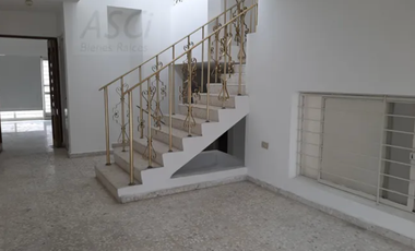 Casa  en renta, zona tranquila y acceso a vías rápidas. Muy buenos espacios! La propiedad está en 3 medios niveles