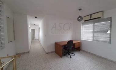 Casa  en renta, zona tranquila y acceso a vías rápidas. Muy buenos espacios! La propiedad está en 3 medios niveles