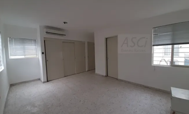 Casa  en renta, zona tranquila y acceso a vías rápidas. Muy buenos espacios! La propiedad está en 3 medios niveles