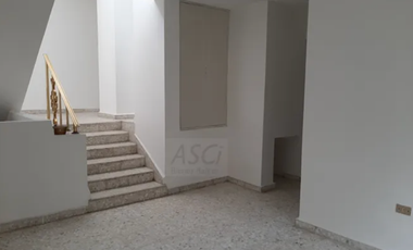 Casa  en renta, zona tranquila y acceso a vías rápidas. Muy buenos espacios! La propiedad está en 3 medios niveles