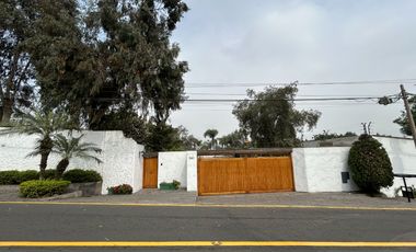 LINDA CASA CON AMBIENTES SUPER AMPLIOS, RODEADA DE JARDINES