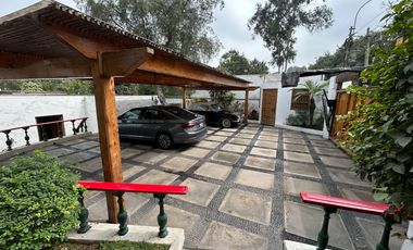 LINDA CASA CON AMBIENTES SUPER AMPLIOS, RODEADA DE JARDINES