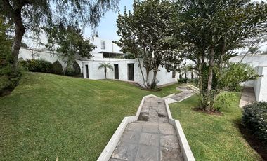 LINDA CASA CON AMBIENTES SUPER AMPLIOS, RODEADA DE JARDINES