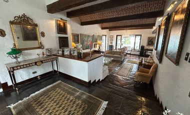 LINDA CASA CON AMBIENTES SUPER AMPLIOS, RODEADA DE JARDINES