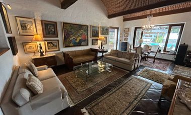 LINDA CASA CON AMBIENTES SUPER AMPLIOS, RODEADA DE JARDINES
