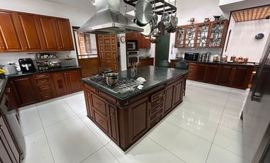 LINDA CASA CON AMBIENTES SUPER AMPLIOS, RODEADA DE JARDINES